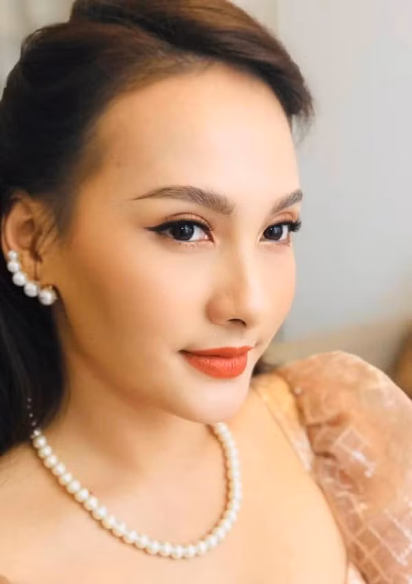 Xính lao Bảo Thanh ngày càng trở nên sắc sảo. Mọi điểm trên khuôn mặt vô cùng cân đối.