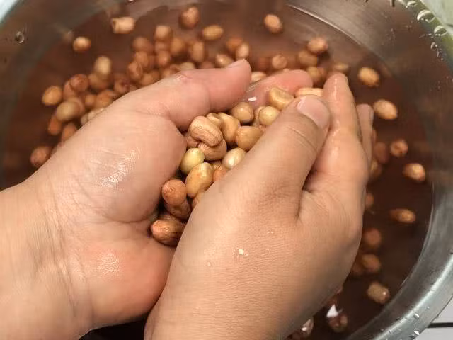 Rang lạc cho thêm thìa nguyên liệu này lạc thơm ngon lại cực giòn ảnh 1