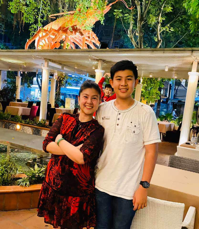 Cô hạnh phúc khi các con ngày càng trưởng thành, hiểu chuyện, giúp đỡ tinh thần cho mẹ rất nhiều. Cô hạnh phúc khi các con ngày càng trưởng thành, hiểu chuyện, giúp đỡ tinh thần cho mẹ rất nhiều.