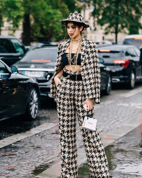 Xuất hiện tại show thời trang của Chanel, Tiên Nguyễn thả dáng với vest vải tweed hoạ tiết răng sói cùng layout vòng cổ và mắt kính đen đều từ nhà mốt đình đám nước Pháp. Mỗi món phụ kiện đều có giá trị không nhỏ.