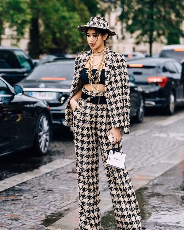 Xuất hiện tại show thời trang của Chanel, Tiên Nguyễn thả dáng với vest vải tweed hoạ tiết răng sói cùng layout vòng cổ và mắt kính đen đều từ nhà mốt đình đám nước Pháp. Mỗi món phụ kiện đều có giá trị không nhỏ.