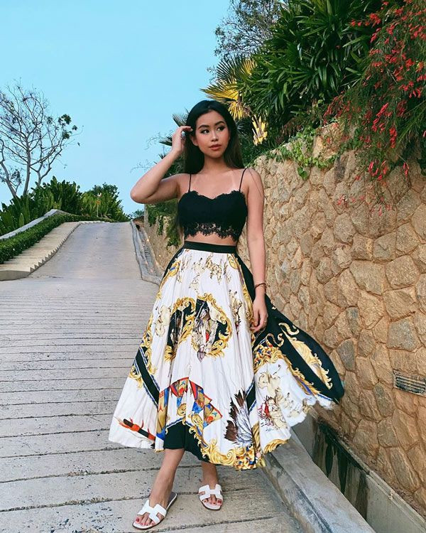 Đeo sandal của Hermés trị giá 16 triệu phối cùng váy bồng bềnh đến từ nhà mốt Versace.