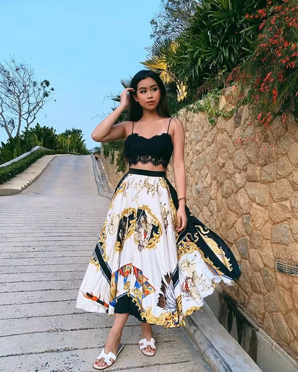 Đeo sandal của Hermés trị giá 16 triệu phối cùng váy bồng bềnh đến từ nhà mốt Versace.