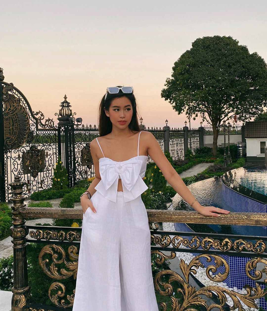 Chiếc áo hình nơ lớn đình đám được nhiều người đẹp trong nước và quốc tế yêu thích và Tiên Nguyễn cũng sở hữu một cái. Thiết kế của Chanel có giá 34 triệu đồng.