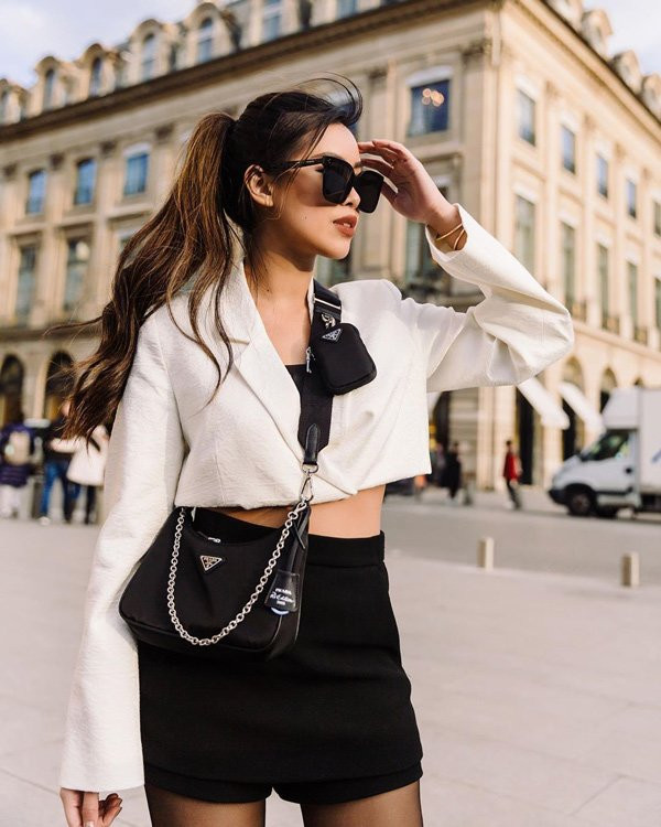 Chiếc túi Prada màu đen kiểu dáng trẻ trung này của em chồng Hà Tăng có giá gần 40 triệu đồng.