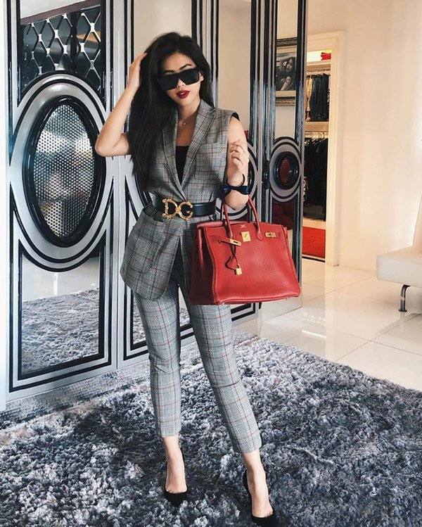 Cũng với chiếc túi vài trăm triệu nổi bật đó, ái nữ &quot;ông vua hàng hiệu&quot; diện cùng ô diện suit kẻ ô cá tính và thắt lưng logo Dolce &amp; Gabbana.