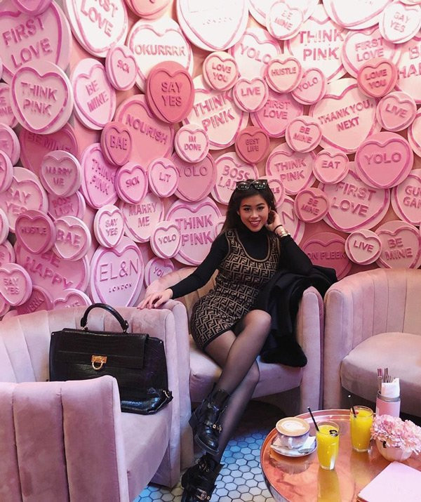 Là một trong những tín đồ hàng hiệu đình đám nhất nhì Việt Nam, những món đồ từ các thương hiệu lớn LV, Chanel, Dior, Gucci... không nằm ngoài tầm ngắm của Tiên Nguyễn. Người đẹp mặc váy hoạt tiết của Fendi, xách túi lớn của Salvatore Ferragamo và đeo boots hầm hố của Gucci.