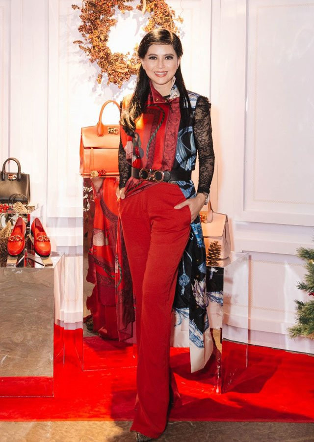 Ai nói âu phục phải diện cứng nhắc? Mẹ chồng Hà Tăng diện cả cây đồ đỏ rực mà vẫn thanh lịch hết phần thiên hạ. Sự phối hợp khéo léo giữa quần âu cắt may tinh tế với áo vạt dài cách điệu đã mang đến một set đồ nổi bật, tôn lên thần thái của người đẹp U50.