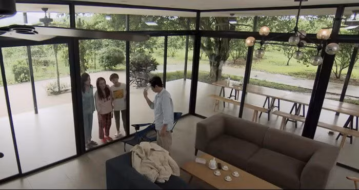 Trong phim, bốn bố con ông Sơn phải sinh sống trong ngôi nhà này trong khoảng thời gian cách ly do dịch CoVID-19.