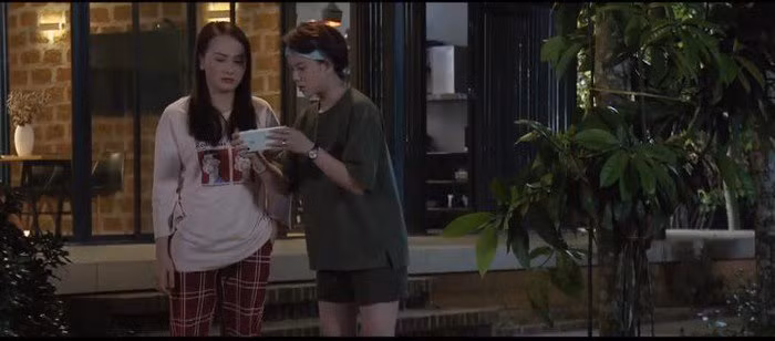 Ở góc quay này của bộ phim vào buổi tối, ngôi nhà trở nên lung linh hơn.