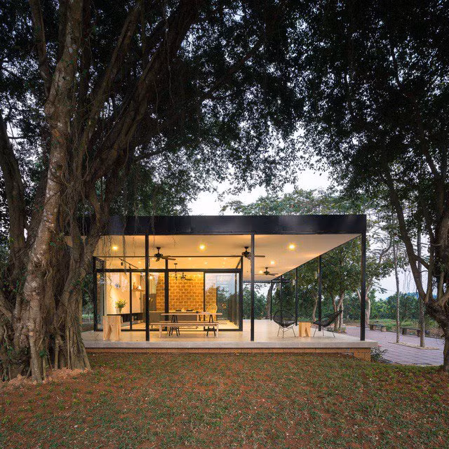 Nhà gồm 2 đơn vị nhà chính: khu nhà trung tâm với các chức năng phòng khách, phòng ăn, bếp được dựng lại trên thềm công trình đã hỏng và khu phòng ngủ.