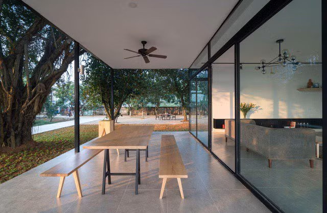 Ở một góc hiên khác, chủ nhân đã khéo léo bố trí một bộ bàn ghế cũng giản đơn như thiết kế của cả căn nhà.