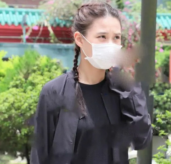 Hà Siêu Liên diện đồ đen xuất hiện. Hà Siêu Liên diện đồ đen xuất hiện.