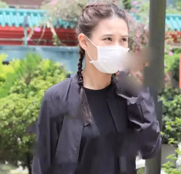 Hà Siêu Liên diện đồ đen xuất hiện.