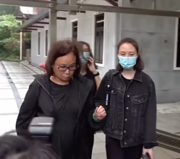 Bà 3 Trần Uyển Trân tới nhà tang lễ.