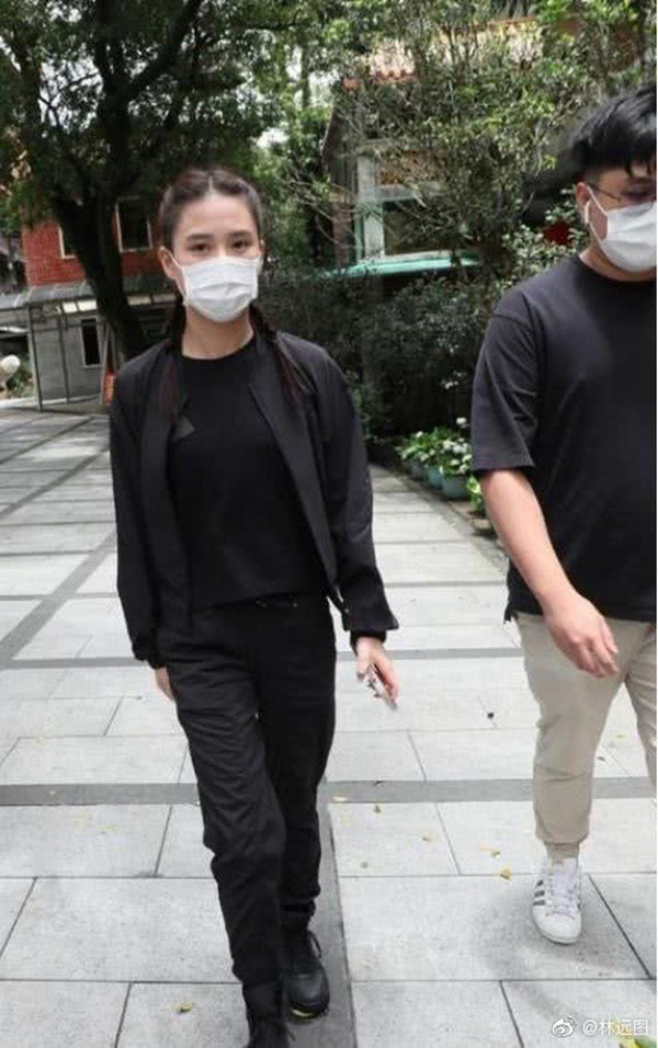 Cô không đi cùng với bạn trai Đậu Kiêu. Cô không đi cùng với bạn trai Đậu Kiêu.
