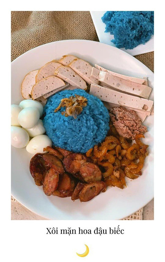Khi mẹ nói thèm xôi, Thanh Hằng đã trổ tài làm xôi hoa đậu biếc trông vô cùng &quot;thơ mộng&quot;. Món xôi xanh biếc được ăn kèm giò chả, trứng cút, tôm khô, lạp xưởng, pate, hành khô...