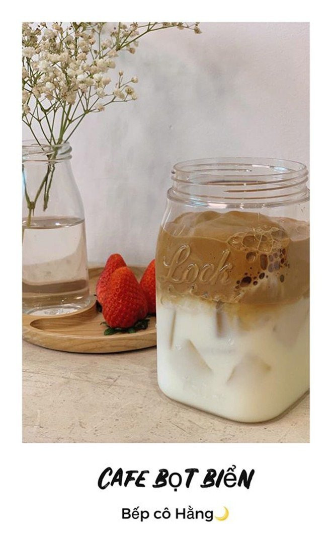 Cô cập nhật nhiều món ăn đồ uống theo xu hướng và tìm cách tự làm, trong đó có cà phê bọt biển Dalgona - món &quot;hot trend&quot; gần đây được làm từ cà phê, sữa tươi không đường, đường và nước sôi, được đánh lên cho tới khi hỗn hợp tạo thành chóp cứng.