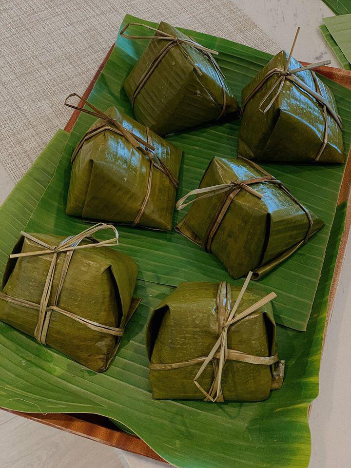 &quot;Nào là hầm canh gà lấy nước trộn bột, cắt lá, luộc lá và gói bánh. Nửa ngày với món bánh giò dành cho những người yêu quý&quot;, siêu mẫu cho biết.