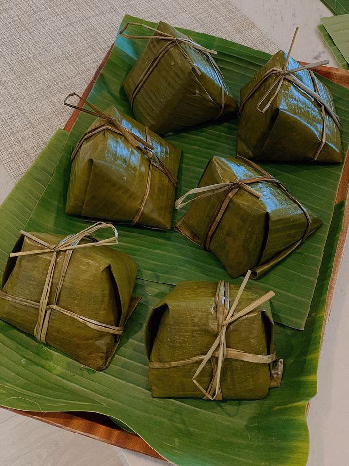 "Nào là hầm canh gà lấy nước trộn bột, cắt lá, luộc lá và gói bánh. Nửa ngày với món bánh giò dành cho những người yêu quý", siêu mẫu cho biết.