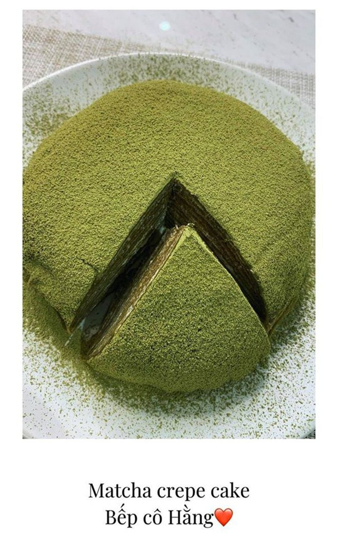 Mẹ Thanh Hằng đã phải há hốc khi con gái đem chiếc bánh crepe vị trà xanh ra mời. Cô hài hước: &quot;Mẹ ơi, vẫn là con đây mà!&quot;