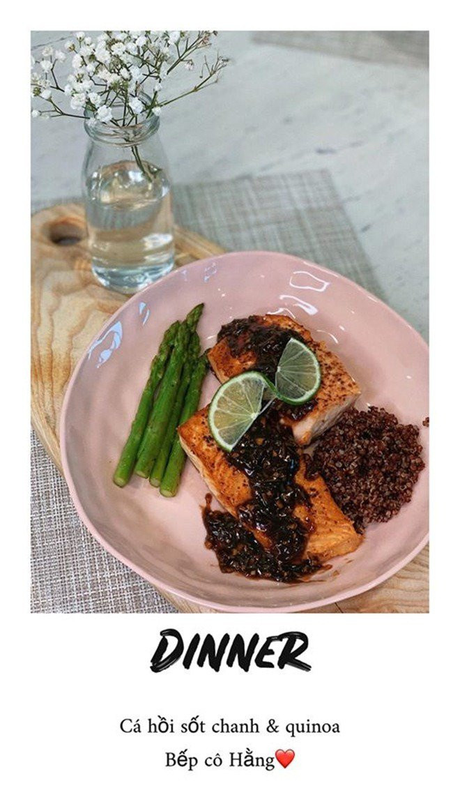 Ngoài món bánh tránh miệng, bữa chính là cá hồi sốt chanh kèm măng tây và hạt quinoa thay thế cơm. Cách trình bay của Thanh Hằng cũng chuyên nghiệp không kém nhà hàng.