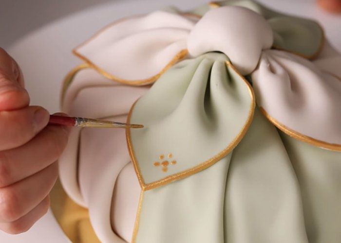 Vẽ bột nhũ kim lên trang trí (bột dùng trong làm bánh).