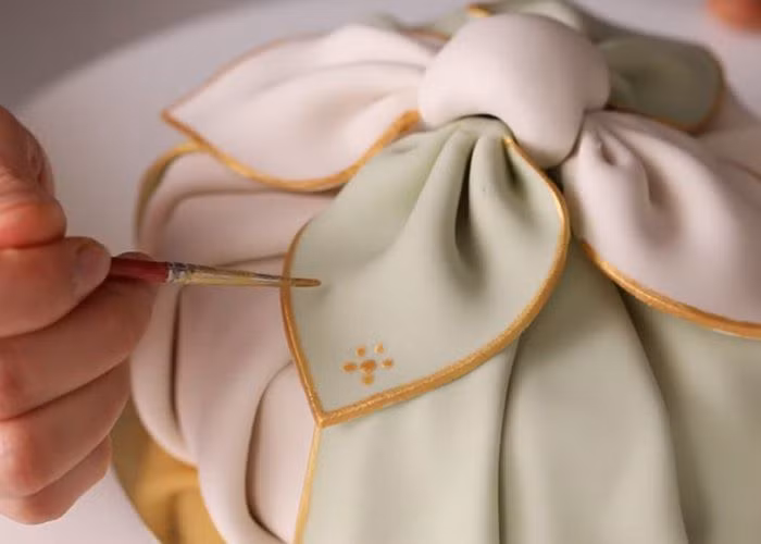 Vẽ bột nhũ kim lên trang trí (bột dùng trong làm bánh).