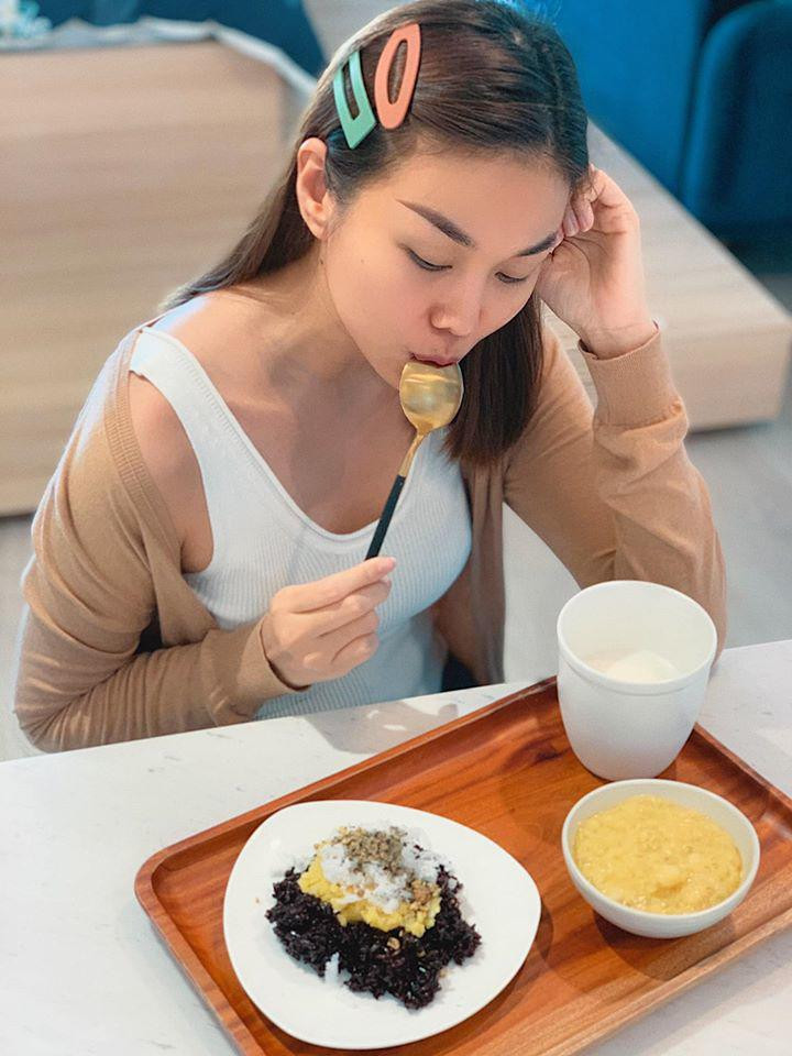 Người đẹp làm xôi nếp than và chè đậu xanh hạt sen nhưng ngồi nhìn mãi chưa dám ăn và thấy ngạc nhiên với chính mình: &quot;Không tin là mình làm đó trời. Còn bạn em thì nói đủ khả năng nấu đầy tháng cho con rồi đó&quot;.