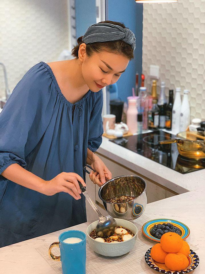 Món trứng lòng đào ngâm tương cũng được Thanh Hằng trổ tài với 20 quả &quot;sương sương&quot; và gửi cho bạn bè, người thân ăn thử.