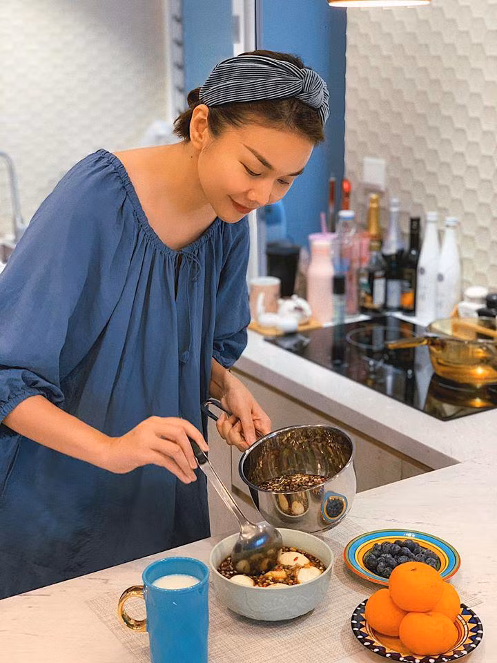 Món trứng lòng đào ngâm tương cũng được Thanh Hằng trổ tài với 20 quả "sương sương" và gửi cho bạn bè, người thân ăn thử.