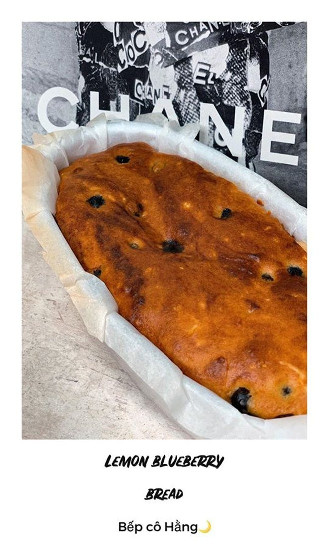 Sau 20 phút nhào bột &quot;to cả bắp tay&quot;, Thanh Hằng đem làm 2 món bánh hấp dẫn là bánh kem vani và bông lan chanh việt quất làm fan thèm thuồng.