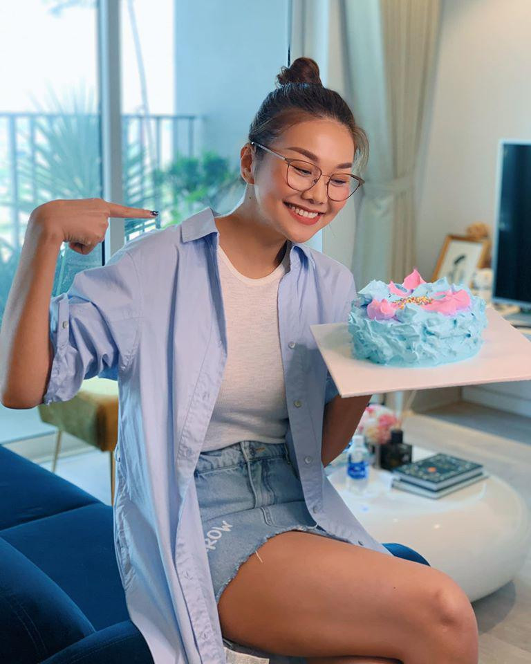 Chiếc bánh của Thanh Hằng quả thật chưa hoàn hảo, hình dạng của nó cũng mang tính chất ngẫu hứng nhưng có màu sắc bắt mắt và quan trọng đó là tấm lòng của cô dành cho bậc sinh thành.