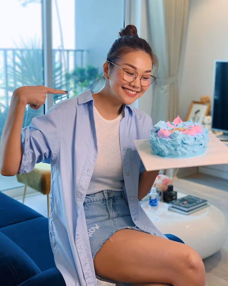 Chiếc bánh của Thanh Hằng quả thật chưa hoàn hảo, hình dạng của nó cũng mang tính chất ngẫu hứng nhưng có màu sắc bắt mắt và quan trọng đó là tấm lòng của cô dành cho bậc sinh thành.