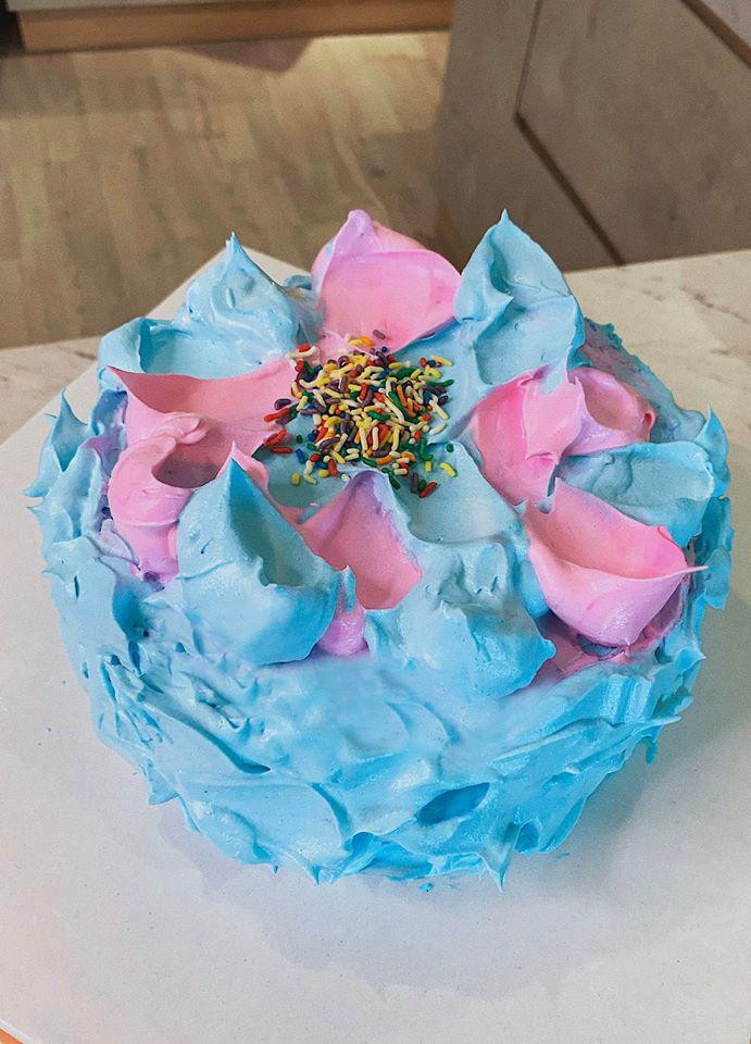 Cô tự nhận xét: &quot;Chiếc bánh kem mình làm chưa thật sự hoàn hảo nhưng có thể khiến mẹ mình vui. Và tất nhiên sự đầu tiên nhất định phải dành cho mẹ&quot;.