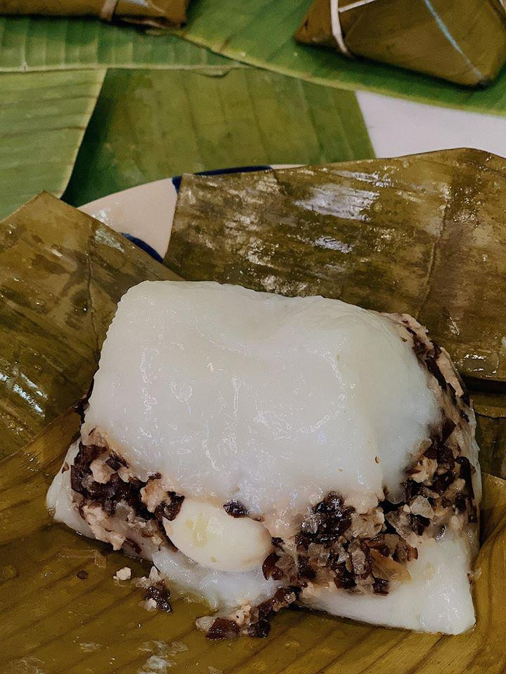 Nhân bánh giò của Thanh Hằng được làm từ nhiều nguyên liệu như thịt băm, trứng, mộc nhĩ, nấm, hành khô... ướp gia vị. Vỏ ngoài bằng bột gạo, bột năng và được gói bằng lá chuối đúng theo phương pháp truyền thống.