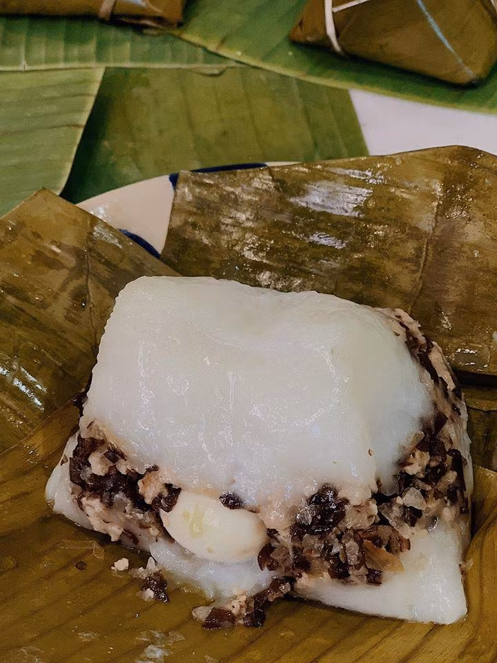 Nhân bánh giò của Thanh Hằng được làm từ nhiều nguyên liệu như thịt băm, trứng, mộc nhĩ, nấm, hành khô... ướp gia vị. Vỏ ngoài bằng bột gạo, bột năng và được gói bằng lá chuối đúng theo phương pháp truyền thống.