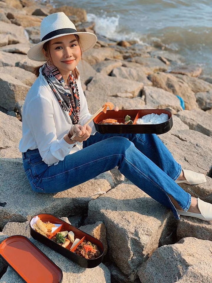 Trước kia, người hâm mộ thấy Thanh Hằng khoe đồ ăn nhưng hầu hết là những món ăn sang chảnh khi đi ăn nhà hàng, đi du lịch. Giờ đây cô đã có thể tự tin khoe những món do mình tự nấu.