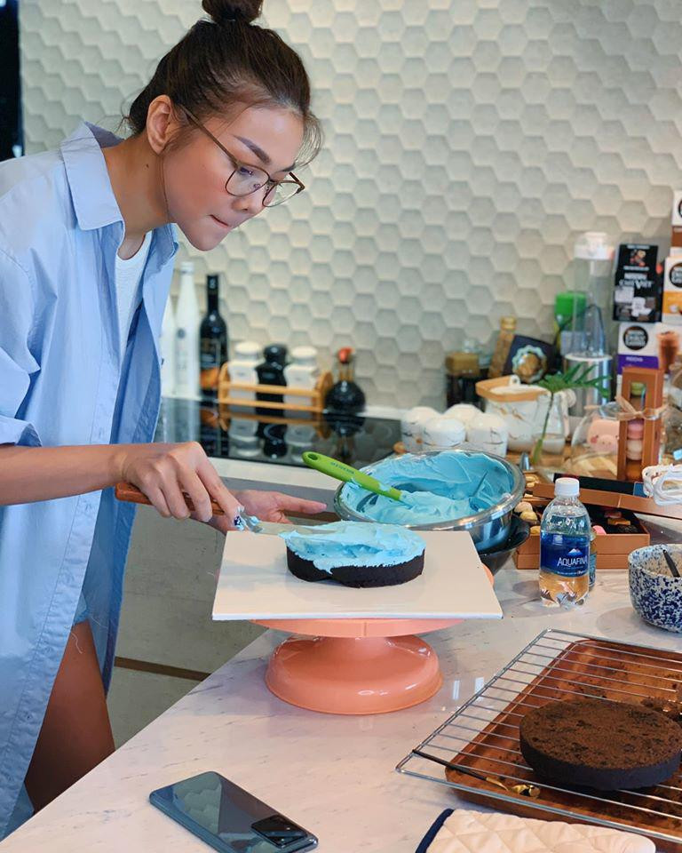 &quot;Có liều lĩnh quá không khi chưa học qua buổi nào về kỹ thuật làm bánh. Nhưng lại muốn làm điều gì đó đặc biệt cho mẹ. Thế là chiếc bánh đầy ngẫu hứng ra đời&quot;, Thanh Hằng chia sẻ về lần đầu tiên làm bánh kem.