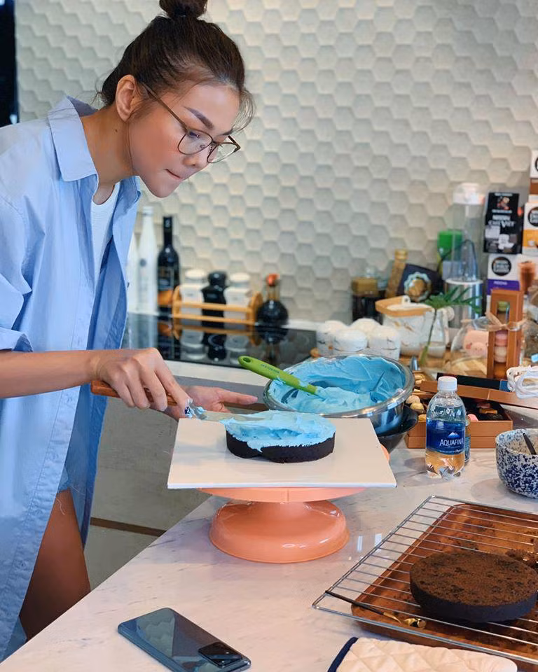 "Có liều lĩnh quá không khi chưa học qua buổi nào về kỹ thuật làm bánh. Nhưng lại muốn làm điều gì đó đặc biệt cho mẹ. Thế là chiếc bánh đầy ngẫu hứng ra đời", Thanh Hằng chia sẻ về lần đầu tiên làm bánh kem.