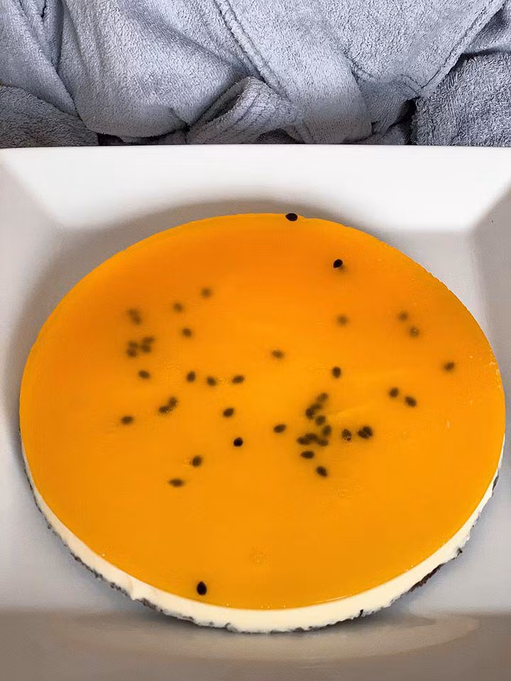 Bánh pho mát chanh dây làm nhiều fan "chảy nước miếng". Nhiều bạn bè còn khuyên chân dài sinh năm 1983 mở cửa hàng bánh.