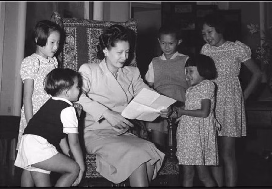 Để các con theo Công giáo, nói tiếng Pháp và nuôi dạy theo cách phương Tây là những điều khiến Nam Phương Hoàng Hậu không được lòng mẹ chồng