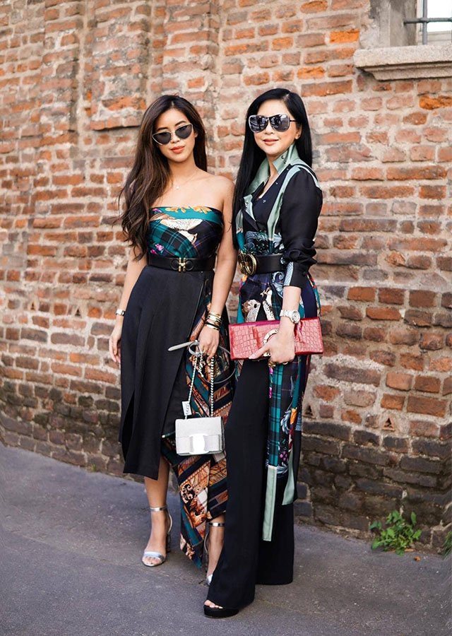 Thật không ngoa khi nói thời trang của mẹ Tiên Nguyễn “tắm” trong hàng hiệu khi cả set phụ kiện từ kính, túi, đồng hồ,...đều “đắt xắt ra miếng”.