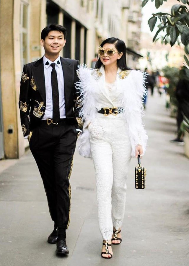 Diện đồ white-on-white, doanh nhân Thủy Tiên tìm cách nhấn nhá để trang phục trắng không còn đơn điệu. Chọn thiết kế có chi tiết tay phồng thời thượng, phần cầu vai mạ vàng đẳng cấp, bà Thủy Tiên thành công tỏa sáng trong set đồ đơn giản nhưng rất đỗi hút mắt.