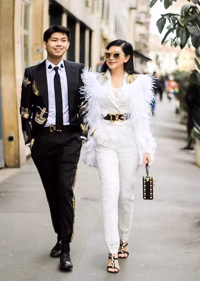 Diện đồ white-on-white, doanh nhân Thủy Tiên tìm cách nhấn nhá để trang phục trắng không còn đơn điệu. Chọn thiết kế có chi tiết tay phồng thời thượng, phần cầu vai mạ vàng đẳng cấp, bà Thủy Tiên thành công tỏa sáng trong set đồ đơn giản nhưng rất đỗi hút mắt.
