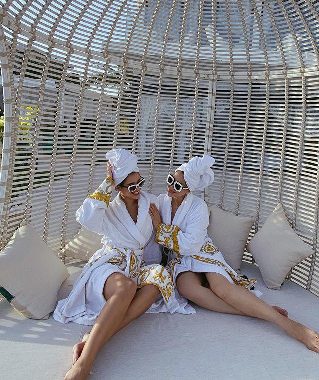 Đến đồ tắm cũng diện giống nhau, tình mẹ con ai cũng mơ ước chính là đây! Không chỉ diện đồ ăn ý với con gái, bà Thủy Tiên còn chọn phụ kiện đồng bộ và trẻ trung chẳng kém gì cô nàng sành điệu Tiên Nguyễn.