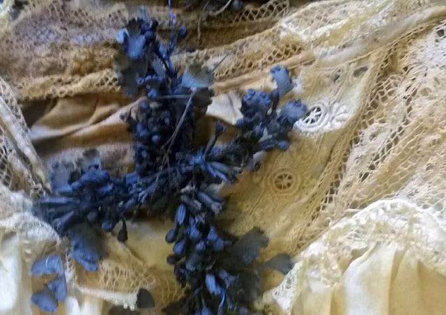 Thi thể cùng những đồ vật xung quanh bé gái gần như còn nguyên vẹn.