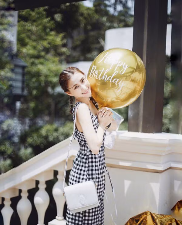 Hà Siêu Liên là con gái cưng rất được Hà Hồng Sân yêu quý.