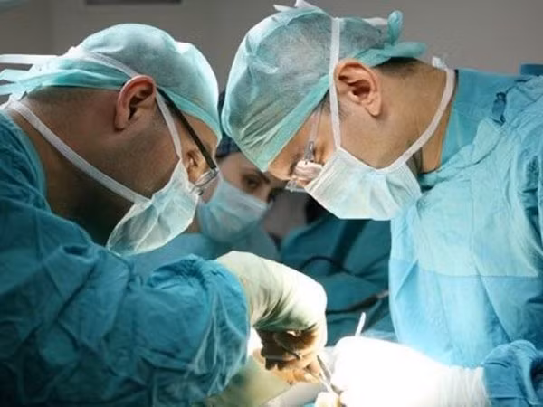 Ấn bụng sau sinh mổ là việc làm bắt buộc. (Ảnh minh họa).