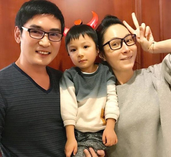 Lâm Thiên Ngọc vừa chia sẻ chuyện ly thân với Tiêu Ân Tuấn được hơn 2 năm. Lâm Thiên Ngọc vừa chia sẻ chuyện ly thân với Tiêu Ân Tuấn được hơn 2 năm.